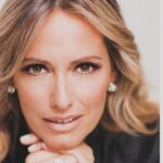 Fernanda Serrano Instagram – Este ano é o ano em que celebro os meus 30 anos de, nem gosto de lhe chamar carreira… ainda! De percurso. Entre filmes, novelas, séries, peças e varias apresentações de formatos em tv, agradeço ter tido sempre a sorte de tão excelentes e singulares oportunidades ter tido e as decisões quase sempre acertadas que tomei, nestas tantas áreas! Todos os dias acordo feliz, por fazer aquilo que tanto amo! Que me faz levantar da cama (por vezes ou quase sempre a horas “impróprias”, mas de sorriso cheio, porque vou fazer o que me deixa tão feliz! Interpretar! Digo sempre aos meus filhos, que já começaram a ter de decidir pelas escolhas académicas mais orientadas para as futuras profissões, que sejam felizes nas suas escolhas, recordo a angústia que também eu tive, revejo-a neles! O que será que quero fazer para o resto da minha vida, na minha profissão? Há quem saiba logo desde pequenino, há quem perceba tarde o que realmente quer, há quem erre e possa voltar atrás e experimentar novas áreas e também há quem nunca acerte ou simplesmente não queira nada e se sinta infeliz! Como não quero miúdos assim, deixo-os naturalmente e sem pressão, perceber o que querem decidir, sempre com a premissa de sermos felizes nas nossas escolhas! Porque a mim, é o que me faz sentir todos os meus dias de trabalho! Feliz todos os dias, para vos fazer chegar tantas e tantas personagens e histórias, que espero que gostem! Obrigada por estarem sempre aí! É para vocês que o faço! Com muuuuuuuuuito Amor! ❤️#trabalho #workthatilove #actresslife