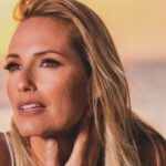 Fernanda Serrano Instagram – Este ano é o ano em que celebro os meus 30 anos de, nem gosto de lhe chamar carreira… ainda! De percurso. Entre filmes, novelas, séries, peças e varias apresentações de formatos em tv, agradeço ter tido sempre a sorte de tão excelentes e singulares oportunidades ter tido e as decisões quase sempre acertadas que tomei, nestas tantas áreas! Todos os dias acordo feliz, por fazer aquilo que tanto amo! Que me faz levantar da cama (por vezes ou quase sempre a horas “impróprias”, mas de sorriso cheio, porque vou fazer o que me deixa tão feliz! Interpretar! Digo sempre aos meus filhos, que já começaram a ter de decidir pelas escolhas académicas mais orientadas para as futuras profissões, que sejam felizes nas suas escolhas, recordo a angústia que também eu tive, revejo-a neles! O que será que quero fazer para o resto da minha vida, na minha profissão? Há quem saiba logo desde pequenino, há quem perceba tarde o que realmente quer, há quem erre e possa voltar atrás e experimentar novas áreas e também há quem nunca acerte ou simplesmente não queira nada e se sinta infeliz! Como não quero miúdos assim, deixo-os naturalmente e sem pressão, perceber o que querem decidir, sempre com a premissa de sermos felizes nas nossas escolhas! Porque a mim, é o que me faz sentir todos os meus dias de trabalho! Feliz todos os dias, para vos fazer chegar tantas e tantas personagens e histórias, que espero que gostem! Obrigada por estarem sempre aí! É para vocês que o faço! Com muuuuuuuuuito Amor! ❤️#trabalho #workthatilove #actresslife