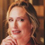 Fernanda Serrano Instagram – Este ano é o ano em que celebro os meus 30 anos de, nem gosto de lhe chamar carreira… ainda! De percurso. Entre filmes, novelas, séries, peças e varias apresentações de formatos em tv, agradeço ter tido sempre a sorte de tão excelentes e singulares oportunidades ter tido e as decisões quase sempre acertadas que tomei, nestas tantas áreas! Todos os dias acordo feliz, por fazer aquilo que tanto amo! Que me faz levantar da cama (por vezes ou quase sempre a horas “impróprias”, mas de sorriso cheio, porque vou fazer o que me deixa tão feliz! Interpretar! Digo sempre aos meus filhos, que já começaram a ter de decidir pelas escolhas académicas mais orientadas para as futuras profissões, que sejam felizes nas suas escolhas, recordo a angústia que também eu tive, revejo-a neles! O que será que quero fazer para o resto da minha vida, na minha profissão? Há quem saiba logo desde pequenino, há quem perceba tarde o que realmente quer, há quem erre e possa voltar atrás e experimentar novas áreas e também há quem nunca acerte ou simplesmente não queira nada e se sinta infeliz! Como não quero miúdos assim, deixo-os naturalmente e sem pressão, perceber o que querem decidir, sempre com a premissa de sermos felizes nas nossas escolhas! Porque a mim, é o que me faz sentir todos os meus dias de trabalho! Feliz todos os dias, para vos fazer chegar tantas e tantas personagens e histórias, que espero que gostem! Obrigada por estarem sempre aí! É para vocês que o faço! Com muuuuuuuuuito Amor! ❤️#trabalho #workthatilove #actresslife