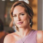 Fernanda Serrano Instagram - Este ano é o ano em que celebro os meus 30 anos de, nem gosto de lhe chamar carreira… ainda! De percurso. Entre filmes, novelas, séries, peças e varias apresentações de formatos em tv, agradeço ter tido sempre a sorte de tão excelentes e singulares oportunidades ter tido e as decisões quase sempre acertadas que tomei, nestas tantas áreas! Todos os dias acordo feliz, por fazer aquilo que tanto amo! Que me faz levantar da cama (por vezes ou quase sempre a horas “impróprias”, mas de sorriso cheio, porque vou fazer o que me deixa tão feliz! Interpretar! Digo sempre aos meus filhos, que já começaram a ter de decidir pelas escolhas académicas mais orientadas para as futuras profissões, que sejam felizes nas suas escolhas, recordo a angústia que também eu tive, revejo-a neles! O que será que quero fazer para o resto da minha vida, na minha profissão? Há quem saiba logo desde pequenino, há quem perceba tarde o que realmente quer, há quem erre e possa voltar atrás e experimentar novas áreas e também há quem nunca acerte ou simplesmente não queira nada e se sinta infeliz! Como não quero miúdos assim, deixo-os naturalmente e sem pressão, perceber o que querem decidir, sempre com a premissa de sermos felizes nas nossas escolhas! Porque a mim, é o que me faz sentir todos os meus dias de trabalho! Feliz todos os dias, para vos fazer chegar tantas e tantas personagens e histórias, que espero que gostem! Obrigada por estarem sempre aí! É para vocês que o faço! Com muuuuuuuuuito Amor! ❤️#trabalho #workthatilove #actresslife