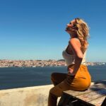 Fernanda Serrano Instagram - Encontrei estas imagens tiradas numa reportagem feita a propósito dos muitos lugares bonitos aqui da margem sul, na zona do concelho onde vivo, Almada! Até me esqueço do que temos aqui de tão bonito e nunca visitamos! Apenas lindo! E acreditem que esta é a Melhor e mais bonita vista de Lisboa! @casadacerca @cmalmada #50anosalmadacidade bom sábado a todos