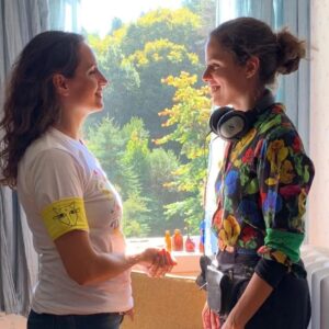 Fernanda Urrejola Instagram - Es una semana muy especial para nosotras ❤️

Este jueves se estrena por fin LA VACA QUE CANTÓ UNA CANCIÓN HACIA EL FUTURO en Chile 🇨🇱

Una película dirigida por @franciscalegria y co-escrita por Manuela Infante y por mí 💫

Estamos emocionadas y con ansias de que el público chileno pueda ver nuestro trabajo. Fueron años de dedicación y de esfuerzo de muchas personas. Hacer cine independiente es una odisea, requiere resiliencia, convicción y años de esfuerzo, pero todo se paga al compartir nuestras historias con la gente.

Es una historia original, con actrices y actores talentosísimos y un equipo extraordinario. Fue grabada en el espectacular sur de Chile — Región de los Ríos — y aborda problemáticas medioambientales entrelazadas con un drama familiar.

Espero que nos acompañen desde este 3 de agosto en las salas de cine de Chile y se sumerjan en la magia de esta Peli…🩷

@lavacamovie #LaVacaMovie 
GRACIAS A TOD@S L@S QUE HICIERON POSIBLE ESTA PELI
💖
Estoy tan orgullosa de ti @franciscalegria y gracias por haber confiado en mí, para acompañarte en esta aventura