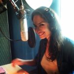 Fernanda Urrejola Instagram - Feliz día del trabajador radial ❤️ Amo la radio y tuve la suerte de tener mi programa #LaBuenaVida durante varios años en la extinta Radio Paula FM. Fue una hermosa experiencia, donde aprendí mucho y pude desarrollar una faceta nueva, siempre me gusta desafiarme a cosas nuevas 🌼 Me dieron ganas de volver! Si me llaman feliz :) O podría armar mi propio podcast, qué dicen? 🤭😊😉