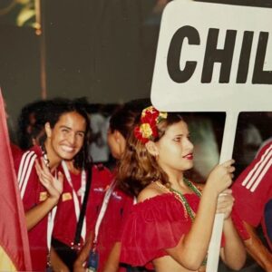 Fernanda Urrejola Instagram - Estuve en el aeropuerto y me encontré con varias delegaciones deportivas de distintos países llegando a Chile para competir en los Panamericanos @santiago2023oficial

Me dio mucha nostalgia… recordar esa época en la que me ponía orgullosa el buzo de Chile y me juntaba con mis compañeras para viajar a competir. Recuerdo los nervios, las ansias y todo lo involucraba la competencia.

Nunca he sido partidaria de ningún tipo de nacionalismo extremo, pero recuerdo lo orgullosa que me hacía sentir representar a mi país 🇨🇱 Cada vez que gané medallas, lloré de emoción cuando se izaba nuestra bandera y sonaba el himno nacional ❤️😍❤️

Les deseo lo mejor a cada uno de los participantes, en especial a los deportistas chilenos ❤️❤️❤️

Me encanta que Chile sea la cede de un evento deportivo tan importante!!! Vamoos con todo!!!

¿En la tercera foto logran saber cuál soy?🤔🤭

#Panamericanos2023
#Santiago2023