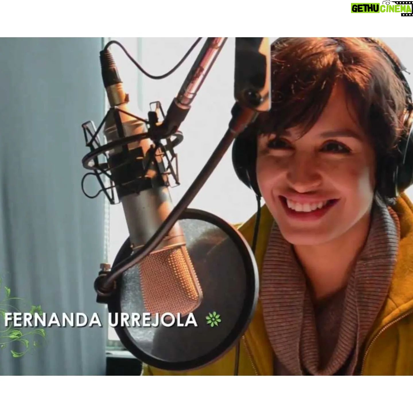 Fernanda Urrejola Instagram - Feliz día del trabajador radial ❤️ Amo la radio y tuve la suerte de tener mi programa #LaBuenaVida durante varios años en la extinta Radio Paula FM. Fue una hermosa experiencia, donde aprendí mucho y pude desarrollar una faceta nueva, siempre me gusta desafiarme a cosas nuevas 🌼 Me dieron ganas de volver! Si me llaman feliz :) O podría armar mi propio podcast, qué dicen? 🤭😊😉