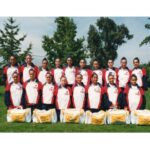 Fernanda Urrejola Instagram - Estuve en el aeropuerto y me encontré con varias delegaciones deportivas de distintos países llegando a Chile para competir en los Panamericanos @santiago2023oficial Me dio mucha nostalgia… recordar esa época en la que me ponía orgullosa el buzo de Chile y me juntaba con mis compañeras para viajar a competir. Recuerdo los nervios, las ansias y todo lo involucraba la competencia. Nunca he sido partidaria de ningún tipo de nacionalismo extremo, pero recuerdo lo orgullosa que me hacía sentir representar a mi país 🇨🇱 Cada vez que gané medallas, lloré de emoción cuando se izaba nuestra bandera y sonaba el himno nacional ❤️😍❤️ Les deseo lo mejor a cada uno de los participantes, en especial a los deportistas chilenos ❤️❤️❤️ Me encanta que Chile sea la cede de un evento deportivo tan importante!!! Vamoos con todo!!! ¿En la tercera foto logran saber cuál soy?🤔🤭 #Panamericanos2023 #Santiago2023