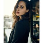 Fernanda Urrejola Instagram - Somos el reflejo de varios espejos rotos ✨💫 .... Fotos: Paz Vásquez. @pez_vasquez Estilismo y producción: Esteban Aparicio C. @estebanaparicio Maquillaje y pelo: Alexandra Cancino @alemakeupart Agradecimientos a Hotel Cumbres Lastarria @hotelescumbres Booking @versusmanagement