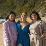 Fernanda Urrejola Instagram - ¡Gracias por tantos comentarios lindos! Ay que lindo ha sido volar ✨💙🪡 Agradecemos profundamente a quienes pusieron su trabajo y disposición en este proyecto, principalmente a Fer que nos presentó a Fran, nos conocimos un día en la CDMX y desde ahí sabíamos que teníamos que hacer un video y llegó “Volar”. El trabajo de ambas nos parece tan admirable, que no dejamos de agradecer a la música por ponernos gente noble y talentosa por delante, que quiere sumarse a nuestra historia y darnos de esa magia que saben hacer. ¡Gracias a cada personita que estuvo detrás del Video! 🎬🍿 Producción Ejecutiva @de.lein Producción @de.lein y @lamaniosa Dirección de Fotografía: @mat.dop Dirección de Arte: @de.lein Asistente de Arte 1: @ksacuberta Asistente de Arte 2: @ojosefa Asistente Producción Técnica: @gabo_otarola Steady Cam: @el.lucas.velasco Foquista: @javierafarfanfotografia Gaffer: @archivosecretosx 2do Asistente de Cámara: Luciano Hormazabal Eléctrico 1: Andres Pozo Eléctrico 2: Vicente Loncomilla Eléctrica 3: María José Rojas Runner Arte 1: Pía Acuña Runner Arte 2: @oalonsoleal Vestuario: @domingavt Asistente de Vestuario: Melissa Alvarez Maquillaje: @domixrichard Asistente de Maquillaje y Pelo: @kamila_melo__ Cinta Hi8: Nicolás Saldivia Foto Fija: @leysofotografia Montaje: @postrepic Color: Juan Pablo Acuña Catering: Maña Transporte: @transportestp Agradecimientos arte y @__aklara @uff.scl @thomaswoodroffe @contanza.tognarelli @paramo.gres @retrovision @batfilms Patricio Sobarzo Pianos y transporte Patricio Cid Gracias más que especiales a nuestra mamá @yorkasanhueza por seguir apoyando cada locura que hacemos, @elnanomusica @_drrama @kamila_melo__ @panchougarte @leysofotografia por cuidarnos, querernos y seguir aquí ✨🕊️