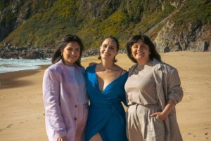 Fernanda Urrejola Instagram - ¡Gracias por tantos comentarios lindos! Ay que lindo ha sido volar ✨💙🪡 Agradecemos profundamente a quienes pusieron su trabajo y disposición en este proyecto, principalmente a Fer que nos presentó a Fran, nos conocimos un día en la CDMX y desde ahí sabíamos que teníamos que hacer un video y llegó “Volar”. El trabajo de ambas nos parece tan admirable, que no dejamos de agradecer a la música por ponernos gente noble y talentosa por delante, que quiere sumarse a nuestra historia y darnos de esa magia que saben hacer. ¡Gracias a cada personita que estuvo detrás del Video! 🎬🍿

Producción Ejecutiva @de.lein 
Producción @de.lein y @lamaniosa 

Dirección de Fotografía: @mat.dop
Dirección de Arte: @de.lein 
Asistente de Arte 1: @ksacuberta
Asistente de Arte 2: @ojosefa
Asistente Producción Técnica: @gabo_otarola
Steady Cam: @el.lucas.velasco
Foquista: @javierafarfanfotografia
Gaffer: @archivosecretosx
2do Asistente de Cámara: Luciano Hormazabal
Eléctrico 1: Andres Pozo
Eléctrico 2: Vicente Loncomilla 
Eléctrica 3: María José Rojas
Runner Arte 1: Pía Acuña 
Runner Arte 2: @oalonsoleal
Vestuario: @domingavt
Asistente de Vestuario: Melissa Alvarez 
Maquillaje: @domixrichard
Asistente de Maquillaje y Pelo: @kamila_melo__ 
Cinta Hi8: Nicolás Saldivia 
Foto Fija: @leysofotografia
Montaje: @postrepic 
Color: Juan Pablo Acuña

Catering: Maña
Transporte: @transportestp 

Agradecimientos arte y 
@__aklara
@uff.scl
@thomaswoodroffe
@contanza.tognarelli
@paramo.gres
@retrovision
@batfilms
Patricio Sobarzo
Pianos y transporte Patricio Cid

Gracias más que especiales a nuestra mamá @yorkasanhueza por seguir apoyando cada locura que hacemos, @elnanomusica @_drrama @kamila_melo__ @panchougarte @leysofotografia por cuidarnos, querernos y seguir aquí ✨🕊️