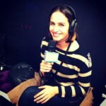 Fernanda Urrejola Instagram - Feliz día del trabajador radial ❤️ Amo la radio y tuve la suerte de tener mi programa #LaBuenaVida durante varios años en la extinta Radio Paula FM. Fue una hermosa experiencia, donde aprendí mucho y pude desarrollar una faceta nueva, siempre me gusta desafiarme a cosas nuevas 🌼 Me dieron ganas de volver! Si me llaman feliz :) O podría armar mi propio podcast, qué dicen? 🤭😊😉
