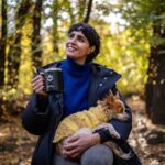 Fernanda Urrejola Instagram - Adiós otoño, hola invierno 🤗 Todas las estaciones son importantes y cumplen su función. Aprendamos a disfrutar las diferencias de cada una. Respetar los ciclos y la naturaleza es respetarnos a nosotr@s mism@s ❤ Mi Sol 🐶 y yo grabando para mi programa favorito @factordecambio_ 😊