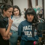 Fernanda Urrejola Instagram - ¡Gracias por tantos comentarios lindos! Ay que lindo ha sido volar ✨💙🪡 Agradecemos profundamente a quienes pusieron su trabajo y disposición en este proyecto, principalmente a Fer que nos presentó a Fran, nos conocimos un día en la CDMX y desde ahí sabíamos que teníamos que hacer un video y llegó “Volar”. El trabajo de ambas nos parece tan admirable, que no dejamos de agradecer a la música por ponernos gente noble y talentosa por delante, que quiere sumarse a nuestra historia y darnos de esa magia que saben hacer. ¡Gracias a cada personita que estuvo detrás del Video! 🎬🍿 Producción Ejecutiva @de.lein Producción @de.lein y @lamaniosa Dirección de Fotografía: @mat.dop Dirección de Arte: @de.lein Asistente de Arte 1: @ksacuberta Asistente de Arte 2: @ojosefa Asistente Producción Técnica: @gabo_otarola Steady Cam: @el.lucas.velasco Foquista: @javierafarfanfotografia Gaffer: @archivosecretosx 2do Asistente de Cámara: Luciano Hormazabal Eléctrico 1: Andres Pozo Eléctrico 2: Vicente Loncomilla Eléctrica 3: María José Rojas Runner Arte 1: Pía Acuña Runner Arte 2: @oalonsoleal Vestuario: @domingavt Asistente de Vestuario: Melissa Alvarez Maquillaje: @domixrichard Asistente de Maquillaje y Pelo: @kamila_melo__ Cinta Hi8: Nicolás Saldivia Foto Fija: @leysofotografia Montaje: @postrepic Color: Juan Pablo Acuña Catering: Maña Transporte: @transportestp Agradecimientos arte y @__aklara @uff.scl @thomaswoodroffe @contanza.tognarelli @paramo.gres @retrovision @batfilms Patricio Sobarzo Pianos y transporte Patricio Cid Gracias más que especiales a nuestra mamá @yorkasanhueza por seguir apoyando cada locura que hacemos, @elnanomusica @_drrama @kamila_melo__ @panchougarte @leysofotografia por cuidarnos, querernos y seguir aquí ✨🕊️