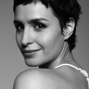 Fernanda Urrejola Instagram - Está bien llorar.
Está bien tener días oscuros.
Está bien no poder con todo.
Está bien decir que no.
Está bien poner límites.
Está bien ir al psicólogo.
Está bien cuidarnos entre nosotros.
Está bien no estar bien.

Visibilizar nuestras emociones, empatizar con los miedos del resto es un camino que debemos seguir cosechando. Tener conversaciones incómodas puede salvar vidas 🙌

#DíaMundialdelaSaludMental

📷 @dan_g_rod