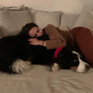 Fernanda Urrejola Instagram - Mi Luna ❤️😍❤️ mi gran maestra! Gracias por enseñarme mi capacidad para amar incondicionalmente❤️😍❤️ 
- en la primera foto: mi hermana @frankikita, mi luna en su último día de vida y yo.
- juntas su primera noche en LA, cuando por fin pude llevármela conmigo y tristemente descubrí que un cancer la estaba consumiendo 
- ella con su mejor actitud conociendo mis y sus nuevos barrios, asegurándose que yo estaba bien en esas tierras lejanas para poder irse en paz❤️🙌🏽❤️ 
Así siento que fue… y nadie me podrá convencer de lo contrario. Esperó a que pudiera viajar conmigo y una vez que se dio cuenta que yo estaba siendo feliz, comenzó a mostrar síntomas y empezó a despedirse.
Fueron 9 años juntas, me acompañaba a todas y me enseñó un montón… nunca imaginé que sería así! Lo más hermoso es que la sigo sintiendo conmigo cada vez que la pienso 
Ya son casi 3 años desde que tu alma dejó tu cuerpo, pero nunca ha dejado mi corazón 
GRACIAS GRACIAS GRACIAS