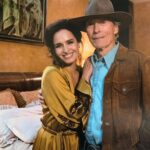 Fernanda Urrejola Instagram - Este momento feliz está de aniversario ❤️ Se cumplen dos años de esta MEGA experiencia compartiendo con una leyenda del cine, el gran Clint Eastwood 💪🏽❤️🙌🏽 Hay días que me dan ganas de renunciar a todo… pero luego pienso en este momento y cómo todo llega cuando tiene que llegar. Confiar y seguir adelante❤️ No renuncien a sus sueños 💫 🎬 #CryMacho @crymacho