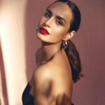 Fernanda Urrejola Instagram - Desconstruye para conocerte, reinvéntate para sorprenderte, lo importante no es reforzar las creencias sobre quién eres, sino transformarse y abrirte al mundo de posibilidades disponibles para ti ✨ Llegó la primavera :) Es hora de florecer y mostrar todo lo que hemos aprendido 🌸 Fotografia: Javiera Eyzaguirre @javieyzaguirre @estudiofe Maquillajes: @aledelsante Vestuario: @pau_poblet_ / @espaciomagmacl Arte: @arte.valentia Management: @AgenciaVersus