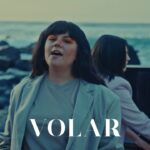 Fernanda Urrejola Instagram - ¡ESTRENO! 🔥 ¿Qué les ha parecido “Volar”? 💙🪡✨ Esta noche a las 9 PM podrán ver el videoclip protagonizado por @ferurrejola y dirigido por @franciscalegria 🎬🍿