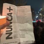 Fernanda Urrejola Instagram - Anoche miles de mujeres nos reunimos frente a la moneda para Gritar con nuestras voces y corazones NUNCA MÁS ES FUNDAMENTAL QUE SE ENSEÑE EN LOS COLEGIOS LA VERDAD! El 11 de septiembre de 1973 un golpe de estado dio inició a una cruenta DICTADURA que duró 17 años, y en la que se cometieron espantosos crímenes de lesa humanidad NUNCA La democracia bombardeada NUNCA Un presidente muerto NUNCA En llamas La Moneda NUNCA La violencia desatada NUNCA Un país en el espanto NUNCA La palabra silenciada NUNCA Los libros en la hoguera NUNCA Los huesos en el desierto NUNCA Las lógicas de guerra NUNCA Exiliados de nuestra tierra NUNCA Política de la masacre NUNCA Masacre de la política NUNCA Cuerpos torturados, violados, NUNCA Violencia sexual politica NUNCA Cuerpos quemados, degollados NUNCA Desaparecidos ni ejecutados NUNCA Relegados ni erradicados NUNCA Niños robados NUNCA Búsquedas sin respuesta NUNCA Los dañados sin justicia NUNCA Poblaciones entre rejas NUNCA Un canto silenciado NUNCA Odiarnos entre hermanos NUNCA Ideas censuradas NUNCA Personas prohibidas NUNCA El fin de la memoria NUNCA Hermanas delatadas NUNCA Corazones traicionados NUNCA Una dictadura NUNCA Una dictadura NUNCA Una dictadura