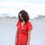 Fernanda Urrejola Instagram - Hay algo mejor que el mar? Cada vez que necesito un reset… pienso en ir a la playa. Meterme al agua y renovar mi energía… Y si está nublado no importa, meto las patitas y ya! ❤️ Les pasa algo parecido con el mar?