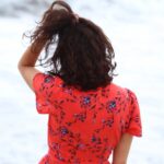 Fernanda Urrejola Instagram - Hay algo mejor que el mar? Cada vez que necesito un reset… pienso en ir a la playa. Meterme al agua y renovar mi energía… Y si está nublado no importa, meto las patitas y ya! ❤️ Les pasa algo parecido con el mar?