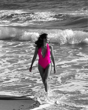Fernanda Urrejola Instagram - Recordatorio mental: Cualquier cosa que acelere tu corazón vale la pena hacerlo ❤️

Me encanta arrancarme a la playa, extraño el sol y llenarme de energía con el mar 🌊

Acá acompañada con mi hermana @frankikita, te extraño 😊