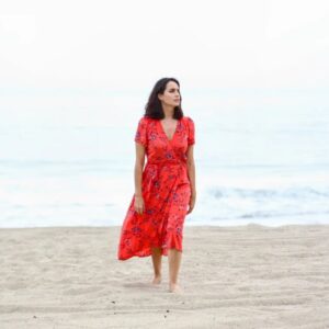Fernanda Urrejola Instagram - Hay algo mejor que el mar?
Cada vez que necesito un reset… pienso en ir a la playa. 
Meterme al agua y renovar mi energía…
Y si está nublado no importa, meto las patitas y ya! ❤️
Les pasa algo parecido con el mar?