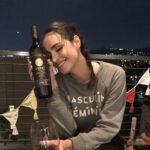 Fernanda Urrejola Instagram - Fue el #DiaNacionalDelVino y quiero aprovechar para celebrar a mi vino favorito ❤️ El que siempre me acompaña en mis breaks y ayuda para tener la mejor inspiración 😉 Salud por @migueltorrescl🍷👌