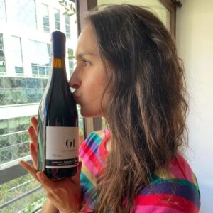 Fernanda Urrejola Instagram - Fue el #DiaNacionalDelVino y quiero aprovechar para celebrar a mi vino favorito ❤️ El que siempre me acompaña en mis breaks y ayuda para tener la mejor inspiración 😉

Salud por @migueltorrescl🍷👌