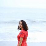 Fernanda Urrejola Instagram - Hay algo mejor que el mar? Cada vez que necesito un reset… pienso en ir a la playa. Meterme al agua y renovar mi energía… Y si está nublado no importa, meto las patitas y ya! ❤️ Les pasa algo parecido con el mar?