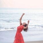 Fernanda Urrejola Instagram - Hay algo mejor que el mar? Cada vez que necesito un reset… pienso en ir a la playa. Meterme al agua y renovar mi energía… Y si está nublado no importa, meto las patitas y ya! ❤️ Les pasa algo parecido con el mar?