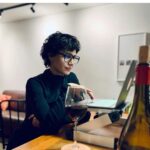 Fernanda Urrejola Instagram - Fue el #DiaNacionalDelVino y quiero aprovechar para celebrar a mi vino favorito ❤️ El que siempre me acompaña en mis breaks y ayuda para tener la mejor inspiración 😉 Salud por @migueltorrescl🍷👌