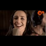 Fernanda Urrejola Instagram - Nada de esto fue un error 🎶 Cómo pasa el tiempo! Se cumplen 9 años de #Chipelibre, esta teleserie nocturna que hicimos junto a compañeros maravillosos en @canal13cl! En esta producción fui Julieta Ruiz, una psicóloga, que desafió a los tabúes y se atrevió a un #ChipeLibre! ¿Ustedes lo harían? Me gusta que no hayan reglas estáticas en las relaciones… me agrada mucho que hoy en día más parejas se sientan con la libertad de explorar sus propios límites. Todo es válido si hay consentimiento, honestidad y respeto. Les quería compartir este lindo recuerdo! Se acordaban que tuve que cantar? Amo cantar aunque aún me da mucha vergüenza! Les deseo una buena semana! Un abrazo! La pueden ver gratis en @riivilatam ❤️
