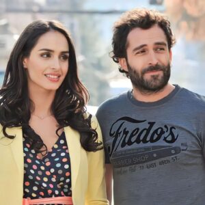 Fernanda Urrejola Instagram - Nada de esto fue un error 🎶

Cómo pasa el tiempo! Se cumplen 9 años de #Chipelibre, esta teleserie nocturna que hicimos junto a compañeros maravillosos en @canal13cl!

En esta producción fui Julieta Ruiz, una psicóloga, que desafió a los tabúes y se atrevió a un #ChipeLibre!

¿Ustedes lo harían? Me gusta que no hayan reglas estáticas en las relaciones… me agrada mucho que hoy en día más parejas se sientan con la libertad de explorar sus propios límites. Todo es válido si hay consentimiento, honestidad y respeto. 

Les quería compartir este lindo recuerdo! Se acordaban que tuve que cantar? Amo cantar aunque aún me da mucha vergüenza! 

Les deseo una buena semana! Un abrazo!

La pueden ver gratis en @riivilatam ❤️