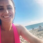 Fernanda Urrejola Instagram - Recordatorio mental: Cualquier cosa que acelere tu corazón vale la pena hacerlo ❤️ Me encanta arrancarme a la playa, extraño el sol y llenarme de energía con el mar 🌊 Acá acompañada con mi hermana @frankikita, te extraño 😊