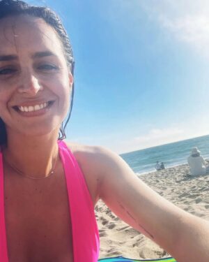 Fernanda Urrejola Instagram - Recordatorio mental: Cualquier cosa que acelere tu corazón vale la pena hacerlo ❤️

Me encanta arrancarme a la playa, extraño el sol y llenarme de energía con el mar 🌊

Acá acompañada con mi hermana @frankikita, te extraño 😊