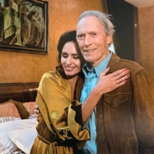 Fernanda Urrejola Instagram - Este momento feliz está de aniversario ❤️ 

Se cumplen dos años de esta MEGA experiencia compartiendo con una leyenda del cine, el gran Clint Eastwood 💪🏽❤️🙌🏽

Hay días que me dan ganas de renunciar a todo… pero luego pienso en este momento y cómo todo llega cuando tiene que llegar. Confiar y seguir adelante❤️

No renuncien a sus sueños 💫

🎬 #CryMacho @crymacho