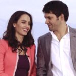 Fernanda Urrejola Instagram - Nada de esto fue un error 🎶 Cómo pasa el tiempo! Se cumplen 9 años de #Chipelibre, esta teleserie nocturna que hicimos junto a compañeros maravillosos en @canal13cl! En esta producción fui Julieta Ruiz, una psicóloga, que desafió a los tabúes y se atrevió a un #ChipeLibre! ¿Ustedes lo harían? Me gusta que no hayan reglas estáticas en las relaciones… me agrada mucho que hoy en día más parejas se sientan con la libertad de explorar sus propios límites. Todo es válido si hay consentimiento, honestidad y respeto. Les quería compartir este lindo recuerdo! Se acordaban que tuve que cantar? Amo cantar aunque aún me da mucha vergüenza! Les deseo una buena semana! Un abrazo! La pueden ver gratis en @riivilatam ❤️