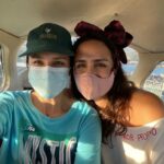 Fernanda Urrejola Instagram - La Vaca, una película grabada en el mágico sur de Chile ❤️🇨🇱 Uno de nuestros sueños era tener como principal locación los hermosos paisajes sureños. Para eso buscamos varios lugares y nos quedamos con Valdivia y sus alrededores. Acá junto a mi querida @franciscalegria volando para encontrar esos bellos paisajes 😊 Vayan a ver LA VACA QUE CANTÓ UNA CANCIÓN HACIA EL FUTURO, está imperdible! Disponible en los mejores cines del país ❤️ @lavacamovie