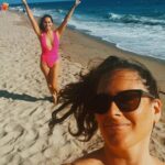 Fernanda Urrejola Instagram - Recordatorio mental: Cualquier cosa que acelere tu corazón vale la pena hacerlo ❤️ Me encanta arrancarme a la playa, extraño el sol y llenarme de energía con el mar 🌊 Acá acompañada con mi hermana @frankikita, te extraño 😊