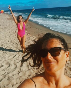 Fernanda Urrejola Instagram - Recordatorio mental: Cualquier cosa que acelere tu corazón vale la pena hacerlo ❤️

Me encanta arrancarme a la playa, extraño el sol y llenarme de energía con el mar 🌊

Acá acompañada con mi hermana @frankikita, te extraño 😊