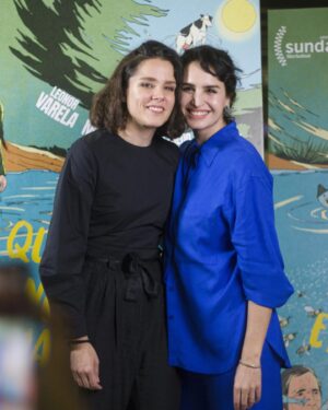 Fernanda Urrejola Instagram - AVANT PREMIERE #LaVacaQueCantoUnaCancionHaciaElFuturo ❤️

Queremos agradecer a tod@s a quienes nos acompañaron en una noche tan importante para nosotras, después de años de trabajo pudimos compartir nuestro proyecto oficialmente acá en Chile 🇨🇱

Felicitaciones especial y reconocimiento a @franciscalegria por su primera película ❤️

Agradecemos a @cinetecanacionalcl por proyectar #LaVaca 😊

Ahora desde este jueves 4 de agosto es el estreno para todo público! Vayan y apoyen el cine independiente chileno que tiene esta historia única y original. Acompañada de un tremendo y talentoso elenco 😍

@lavacamovie #LaVacaQueCantoUnaCancionHaciaElFuturo
@woodproducciones 

@la_leovarela
@miamaestro 
@alfredocastro703
@taglemarcial
@enzoferr._ 
@tatodubo 
@ana.maria2435 
Laura del Río

Gracias por tu foto @______viajebeat______ 
Por tu arte @laorfa 
Y a tooooodo el equipo detrás (perdónenme por no nombrarles a tod@s)