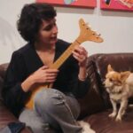 Fernanda Urrejola Instagram - 🐶Sol y yo le dedicamos esta canción ❤ En mi juventú amaba "Near your always" de Jewel, ahora me reencontré con este tema buscando nuevas melodías para tocar en mi ukelele 😉