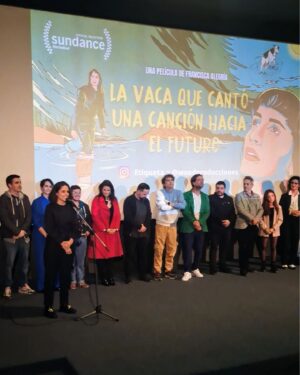 Fernanda Urrejola Instagram - AVANT PREMIERE #LaVacaQueCantoUnaCancionHaciaElFuturo ❤️

Queremos agradecer a tod@s a quienes nos acompañaron en una noche tan importante para nosotras, después de años de trabajo pudimos compartir nuestro proyecto oficialmente acá en Chile 🇨🇱

Felicitaciones especial y reconocimiento a @franciscalegria por su primera película ❤️

Agradecemos a @cinetecanacionalcl por proyectar #LaVaca 😊

Ahora desde este jueves 4 de agosto es el estreno para todo público! Vayan y apoyen el cine independiente chileno que tiene esta historia única y original. Acompañada de un tremendo y talentoso elenco 😍

@lavacamovie #LaVacaQueCantoUnaCancionHaciaElFuturo
@woodproducciones 

@la_leovarela
@miamaestro 
@alfredocastro703
@taglemarcial
@enzoferr._ 
@tatodubo 
@ana.maria2435 
Laura del Río

Gracias por tu foto @______viajebeat______ 
Por tu arte @laorfa 
Y a tooooodo el equipo detrás (perdónenme por no nombrarles a tod@s)