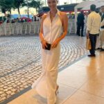Fiammetta Cicogna Instagram – Parthenope è una cura per quel tarlo che non ti abbandona da quando a decidere per te era quell’innocente arroganza chiamata giovinezza.
Parthenope non lascia nostalgia, ma perdono. 

Grazie @campariofficial per questa bella Cannes❤️
#invitedbycampary