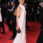Fiammetta Cicogna Instagram – Parthenope è una cura per quel tarlo che non ti abbandona da quando a decidere per te era quell’innocente arroganza chiamata giovinezza.
Parthenope non lascia nostalgia, ma perdono. 

Grazie @campariofficial per questa bella Cannes❤️
#invitedbycampary