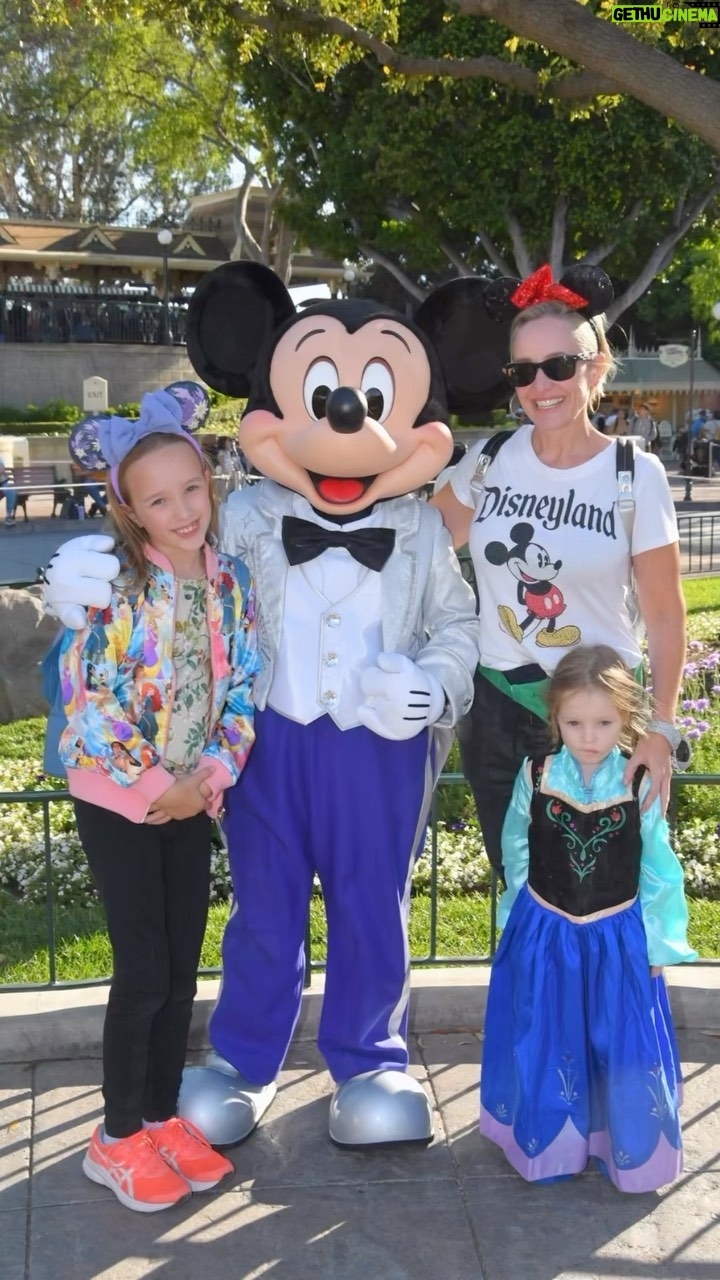 Fifi Box Instagram - What a huge day at Disneyland! We were at the park at 6am for a fabulous breakfast with Princess Tiana in New Orleans Square where one of the animators from Frozen (Hyun~Min Lee) drew Trixie a hand drawn picture of Olaf 🙌 Then a quick stop at the Haunted House before meeting Belle and seeing Rapunzel and Flynn perform a show at the Royal Theatre. Rapunzel is Trixie’s favourite princess so it was a Disneyland highlight for her when they met ⭐️ Daisy was then in her Anna dress and ready to meet all the princesses and she hasn’t stopped talking about it since! In fact her excitement peaked and she past out on the Disney train within a minute 😂 BEST day in the best place on earth! @disneyparks @disneyland #disneyland #sponsored #disneypartner @disneyaunz