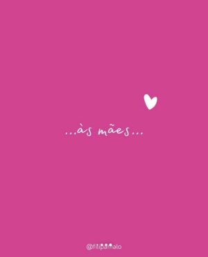 Filipa Maló Franco Instagram - Dia da mãe. Um dia bonito para uns. De reconhecimento. De amor. Agridoce para outros. Povoado de sonhos, ou pesadelos ou sonhos por alcançar. Com memórias felizes, assim-assim, e outras, que apertam um coração, que chora.

E num dia em que se pensa todas as mães, que se ouvem relatos de quem o é, e que se fala da maternidade, mães guerreiras, felicidade e das mais variadas histórias; também é um dia em que não se fala de todas as outras como se devia.

Sobre aquelas que o desejam, mas que a vida lhes trocou as voltas, e se sentem contra relógio, num sonho adiado contra a sua vontade.

E as que o são, mesmo quando a vida lhes tira antes de dar. Restando um “e se” que sufoca, devagarinho.

E é também um dia que nos devia relembrar que a maternidade é um desejo construído. E que o respeito para com as mulheres que não o desejam deveria imperar; ao invés de as consumir e aprisionar na pressão social emergente, que as faz sentir que são menos, por não quererem algo que contrariamente ao que se pensa, não é inato; mas adquirido.

Dia da mãe. Um dia que nos relembra todas as mães. Mas também as mulheres. Um dia que se celebra as mães que somos. As mães que temos. As mães que conhecemos. As mães que mesmo não sendo mães biológicas o foram; de coração. As mães a quem o sonho lhes foi roubado. As mães de anjos. As mães de causas. As futuras mães. 

às mães… todas elas 🤍