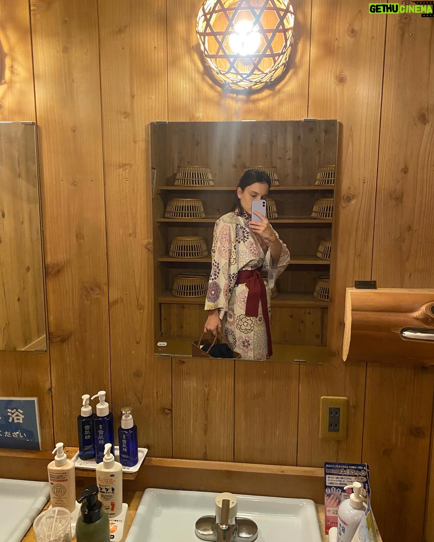 Filipa Areosa Instagram - Tenho muita sorte♥️ Sempre foi o lugar do mundo que eu mais queria visitar. Só não sabia que o iria fazer com o meu companheiro de todas as viagens da vida, pai do nosso Hiro 1/4 Japonês. Talvez se tivesse vindo mais cedo o desfecho não teria sido o mesmo. I’m very lucky♥️ It has always been the place in the world I wanted to visit the most. Just didn’t know I would do it with my lifelong travel companion, the father of our Hiro who is 1/4 Japanese. Perhaps if it had come earlier the outcome wouldn’t have been the same.