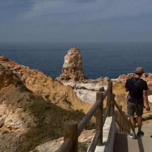 Filipa Areosa Instagram - O Algarve está cheio de maravilhas durante o ano inteiro, não é só no verão💙 obrigada @whiteshellbeachvillas por nos receberem tão bem🫶🏻