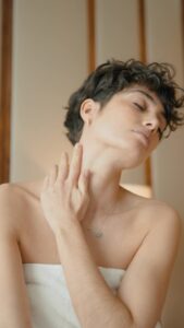 Filipa Nascimento Instagram - Que a pressa nunca nos impeça de lembrar o que é importante e, para mim, uma pele hidratada e suave é muito importante 🤭 Este creme de corpo da Be beauty contém Bakuchiol (que é uma alternativa vegetal ao famoso Retinol) e ácido hialurónico. Este já não sai da minha mala 😎 Pub @pingodoce